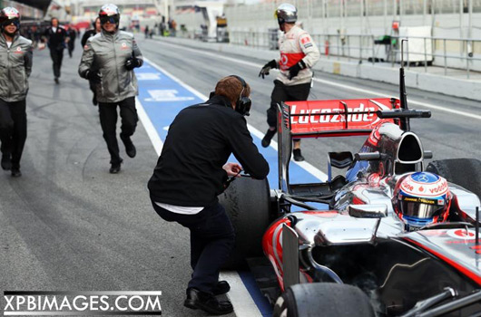 Cheeky Lotus engineer snaps photo of McLaren MP4-28 in Barcelona