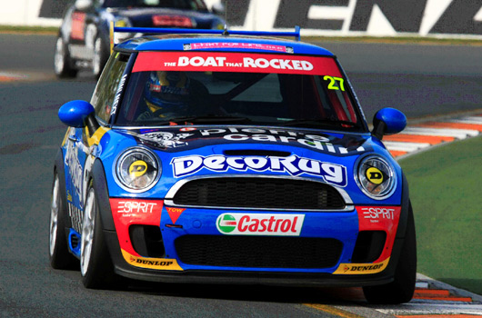  placed to claim the Round 1 honours in the 2009 MINI CHALLENGE series