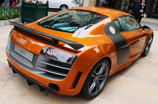 I reckon this Samoa Orange colour looks pretty good on the Audi R8 GT
