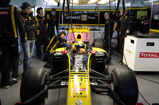 Robert Kubica tests Renault R30
