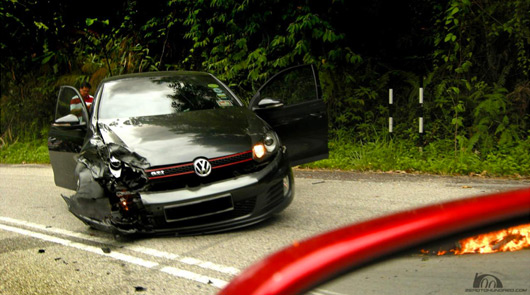 R35 GTR catches on fire after colliding with a Volkswagen MK6 Golf GTI
