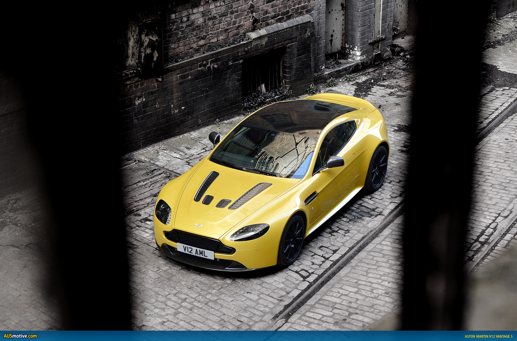 ミニチャンプスAston Martin V12 Vantage GT3 黄色 ミニチャンプスAston Martin V12 Vantage GT3 黄色